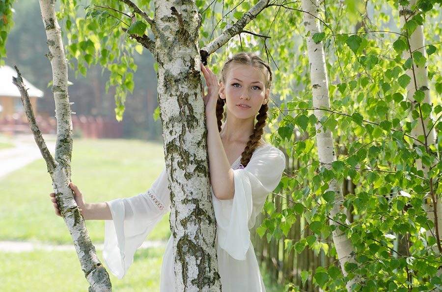 Women in Slavic costumes in Muzaffarabad