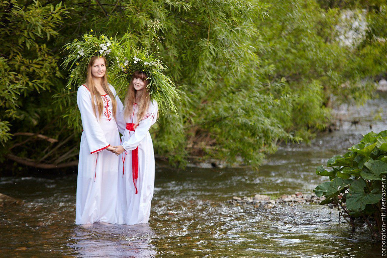 Women in Slavic costumes in Muzaffarabad