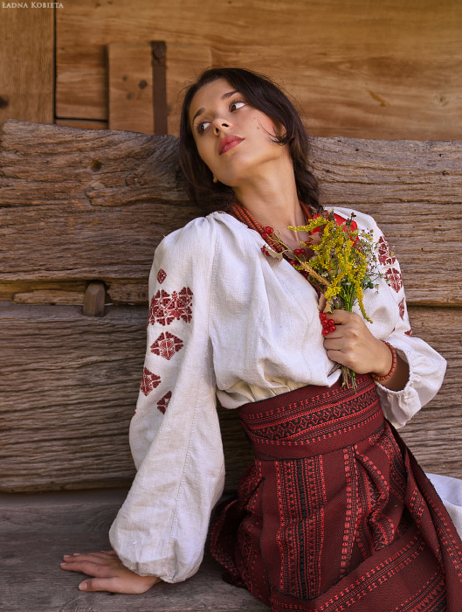 Girls in Slavic costumes in Muzaffarabad