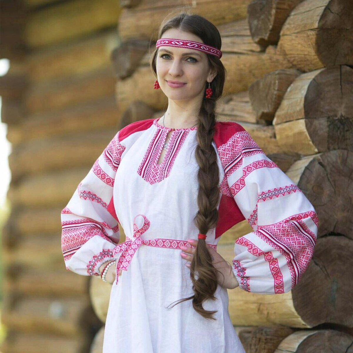 Girls in Slavic costumes in Muzaffarabad