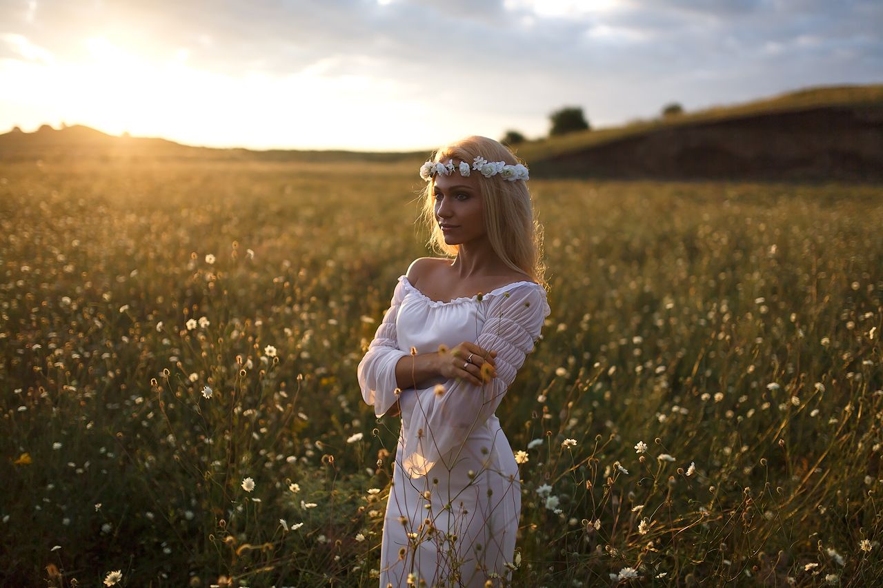 Girls in Slavic costumes in Muzaffarabad