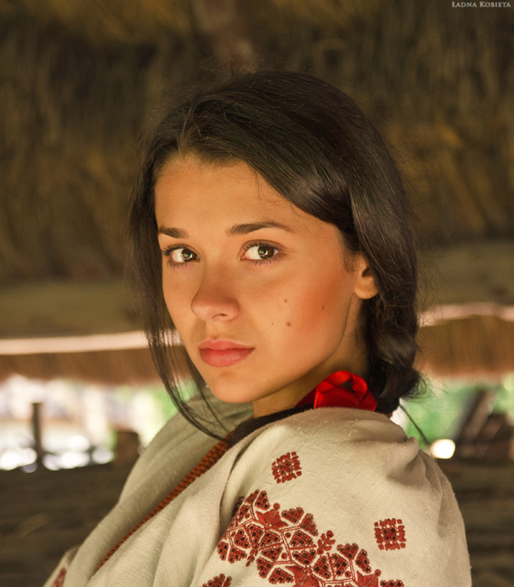 Girls in Slavic costumes in Muzaffarabad