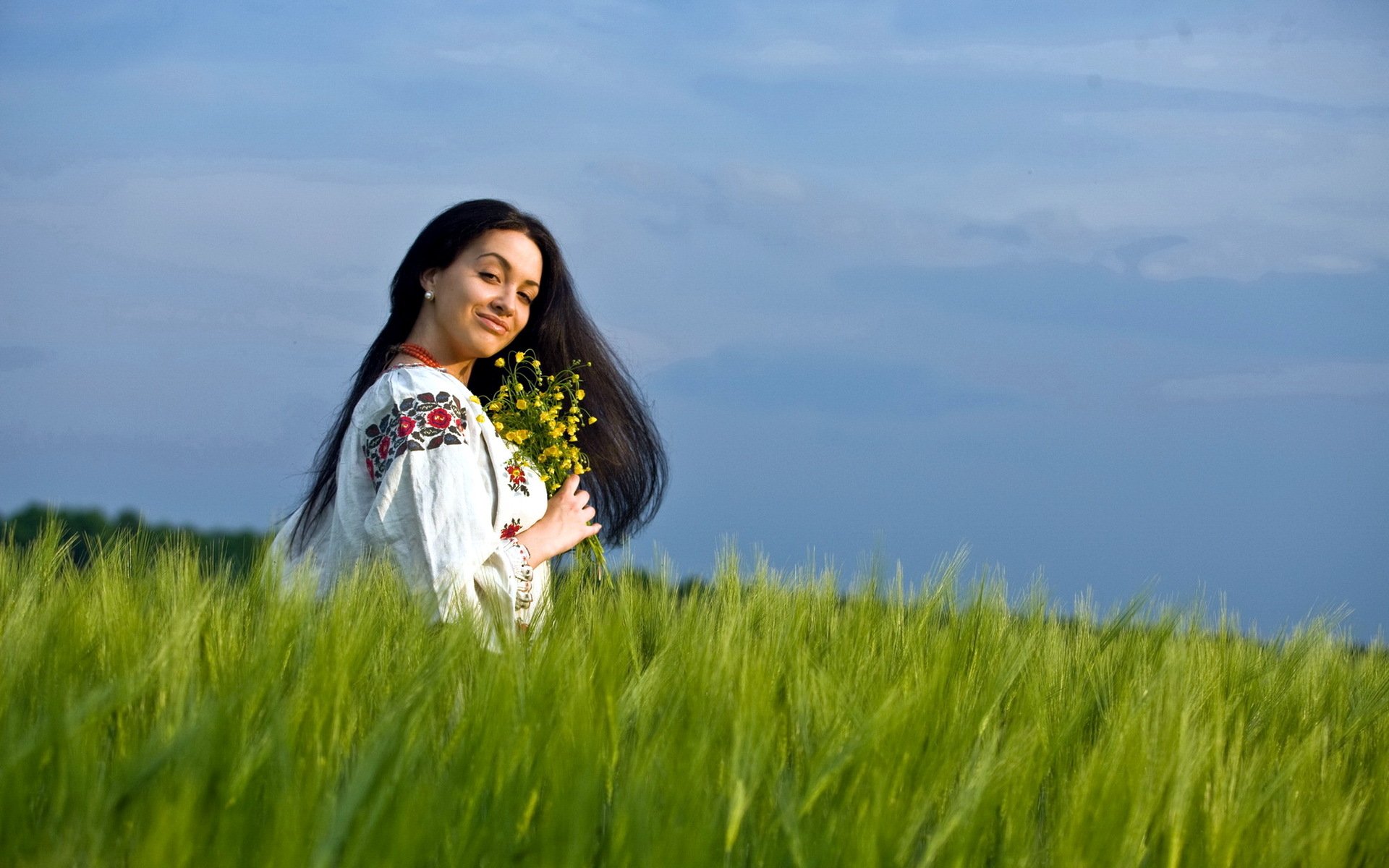 Girls in Slavic costumes in Muzaffarabad
